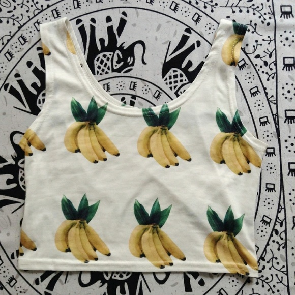 Tops - Banana print graphic crop top